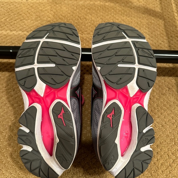 NWOT: Women’s brand new Mizuno running shoe- size 7.5 - Picture 4 of 6
